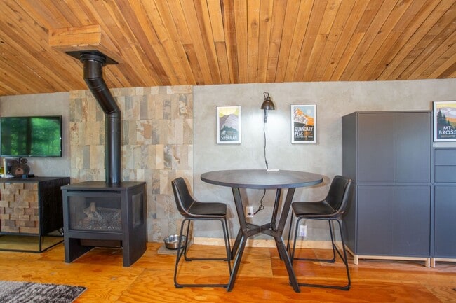 Building Photo - Adorable Mountain Cabin available for a Wi...