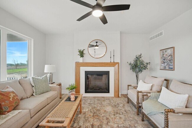 Building Photo - 3 Bedroom Townhome Available November 5th,...