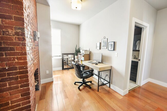 Building Photo - Completely remodeled 2 bedroom/office in Lawrenceville