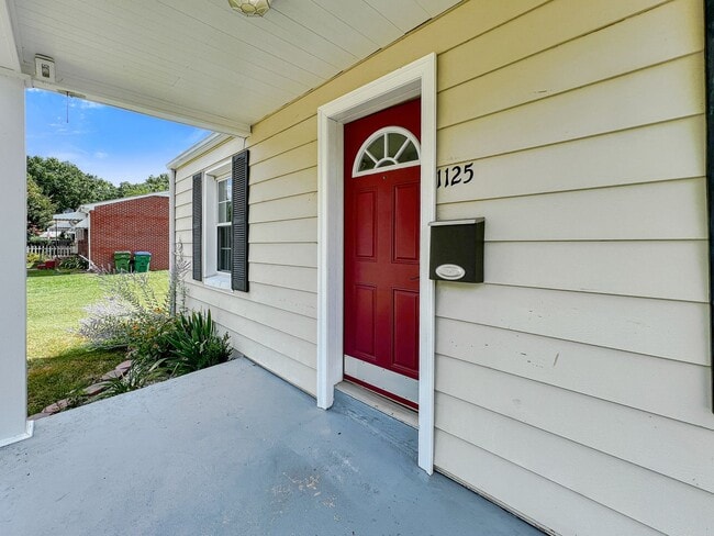 Building Photo - Charming 3 Bed, 2 Bath Home Minutes From B...