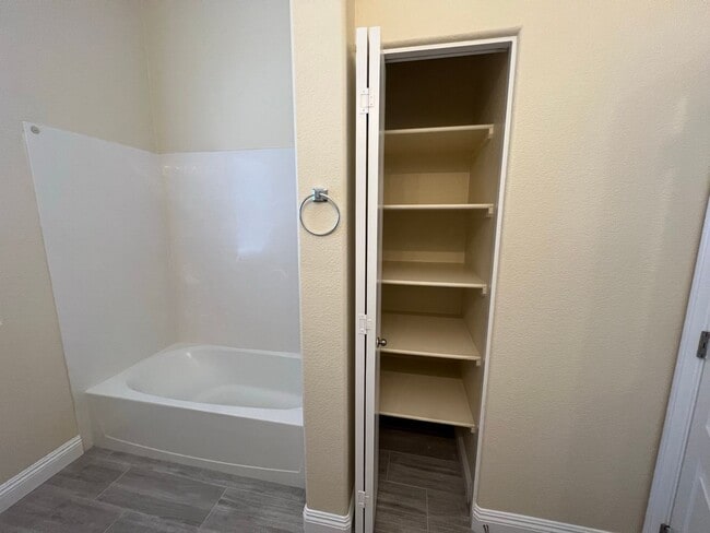 Building Photo - Gorgeous 3 Bedroom, 2 Bath in Silverado Ranch