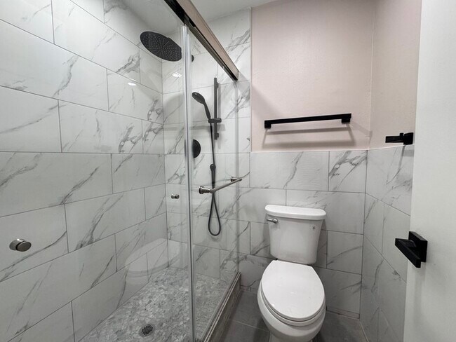 Building Photo - Fully Renovated Palm Harbor Home