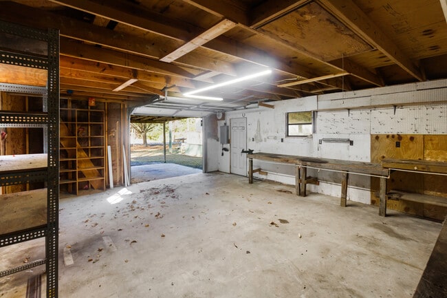 Building Photo - 220 Tree Ln