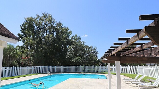 Building Photo - The Lakes