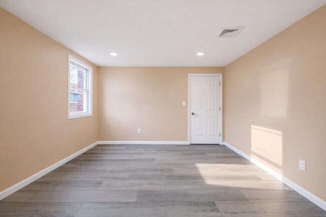 Building Photo - 1572 Summit Ave