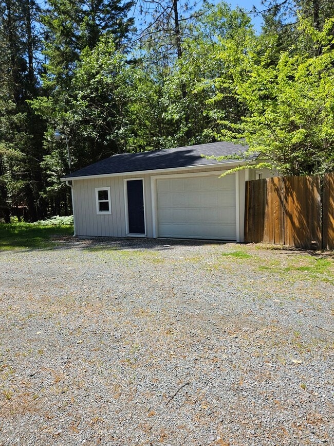 Building Photo - Home in rural area