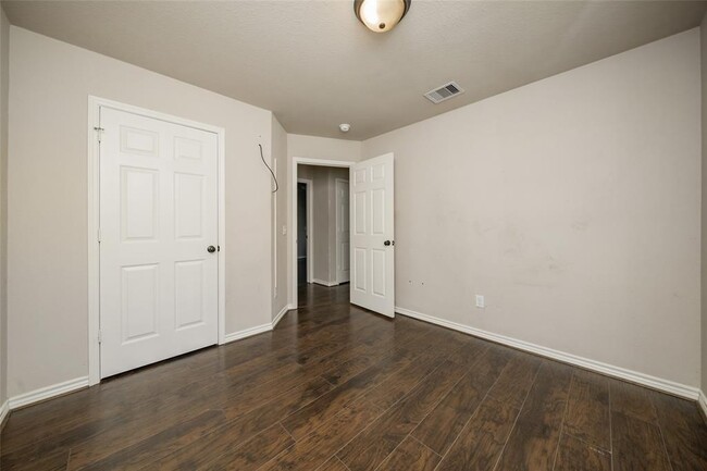Building Photo - 10685 Royal Cavins Dr