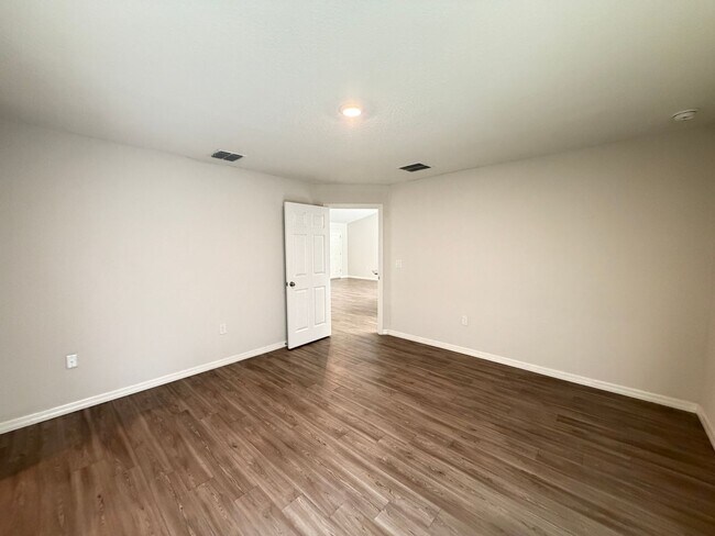 Building Photo - Spacious & Modern Inverness Gem – Your Dream 3-Bed Home!