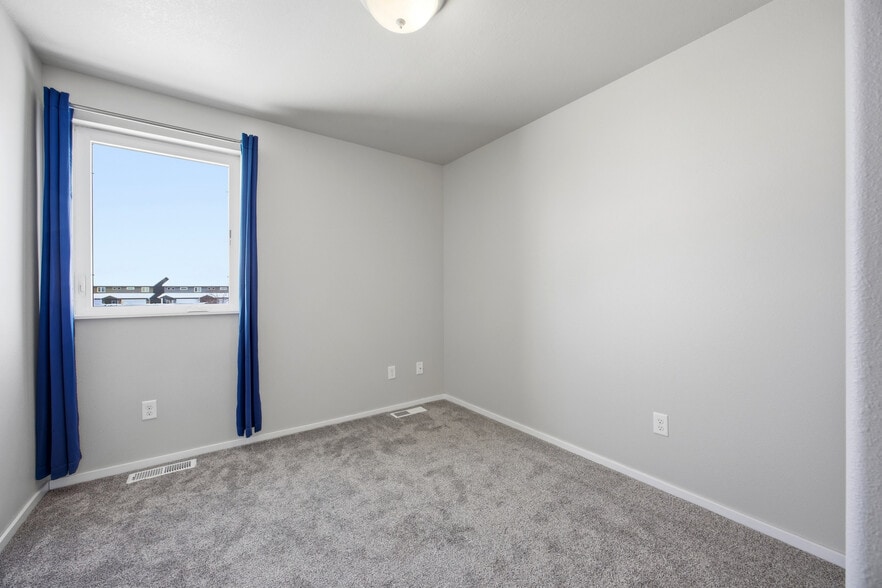 Building Photo - 4304 Estate Dr S