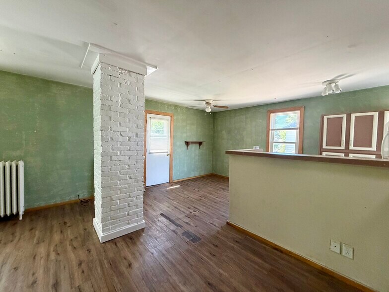 Building Photo - 302 W Washington Ave