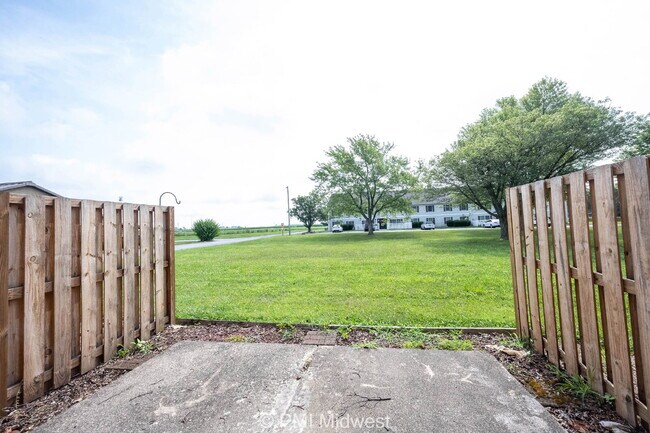 Building Photo - "Charming 2-Bed Townhouse Retreat on Progr...