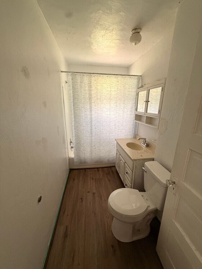 Building Photo - 2 Bedroom 1 Bathroom Townhouse For Rent