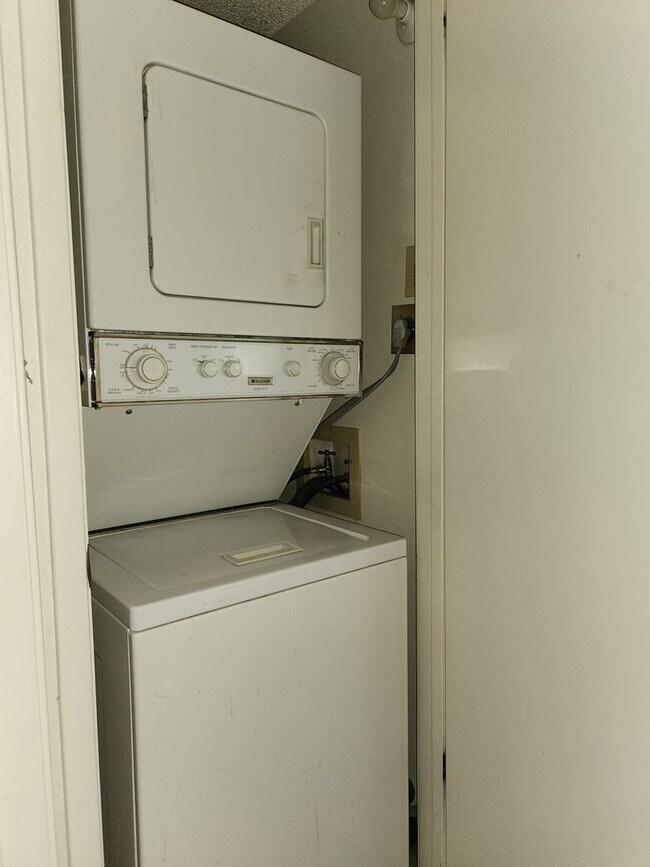 Building Photo - CUTE 2ND FLOOR  1 BEDROOM CONDO W/ LOFT
