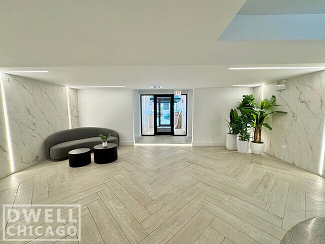 Building Photo - 901 W Carmen Ave