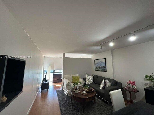 Building Photo - 1000 Parkview Dr