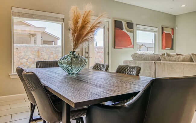 Building Photo - Furnished Eastside Beautiful 3 bed/2 baths for RENT Utilities & Wi-Fi INCLUDED