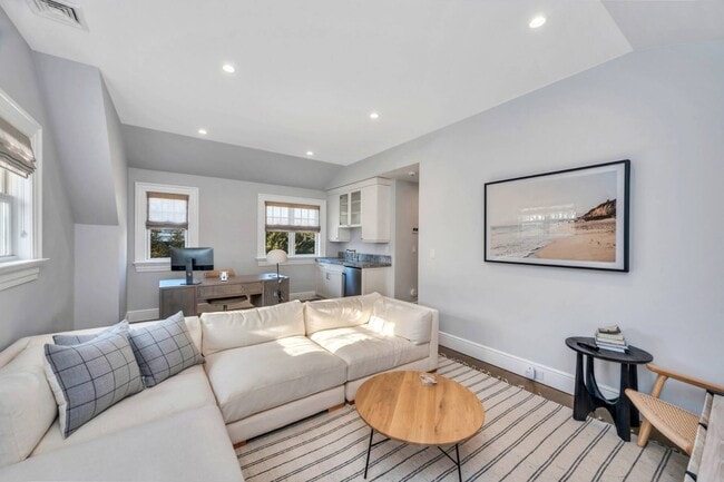 Building Photo - 21 Barn Ln