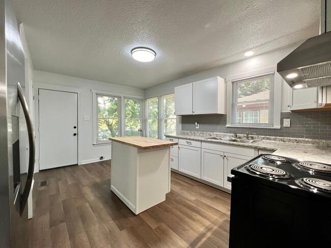 Building Photo - Cozy 3-Bedroom House on Linwood Ave.