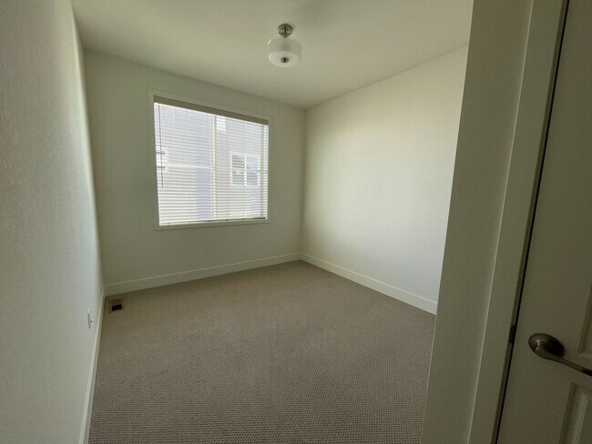 Building Photo - 3bed/3.5bath Townhouse in Downtown Superior - Available August!