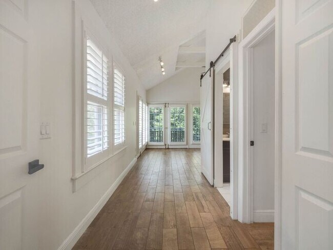 Building Photo - Charming 1/1 condo near Lake Virginia