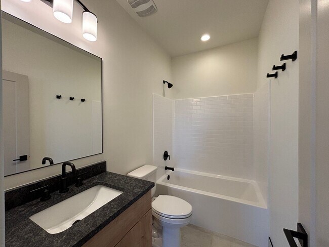 Building Photo - HURRICANE TOWNHOME FOR RENT!