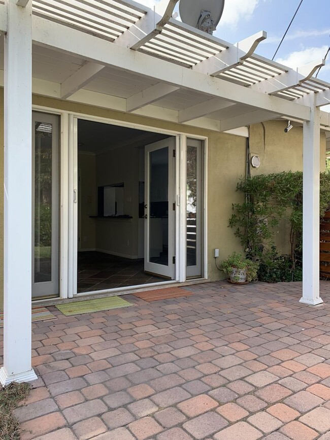 Building Photo - Beautiful 3b2b Home with Private Fenced Ya...