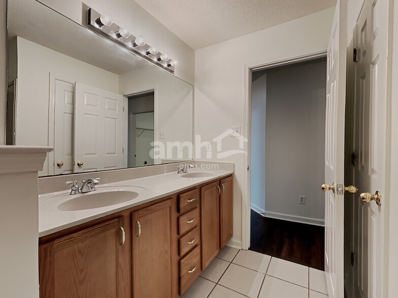 Building Photo - 1466 Far Dr