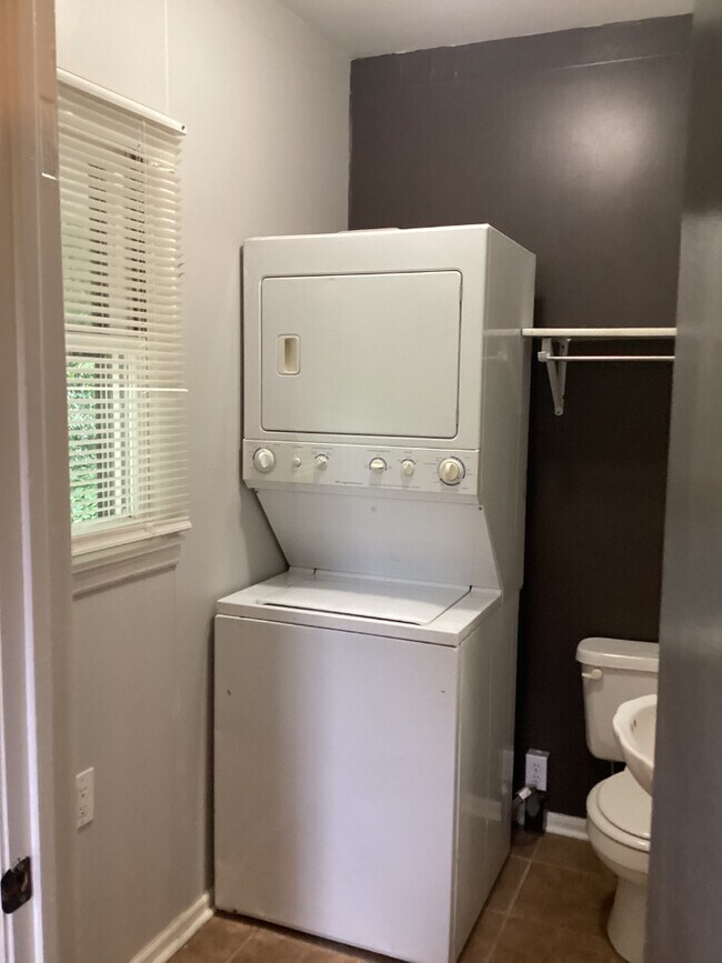 Building Photo - 2404 Whitesburg Dr
