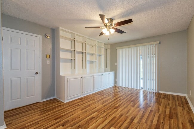 Building Photo - 2 Bed | 1.5 Bath East Tulsa with Spacious Back yard!