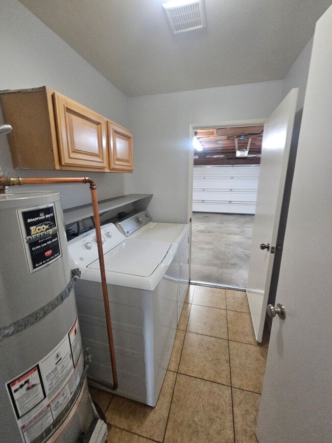 Building Photo - 4 bed 2 bath house