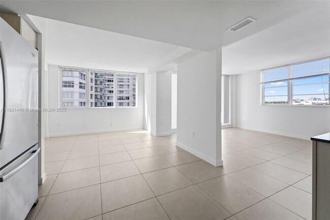 Building Photo - 910 West Ave