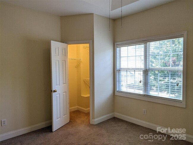 Building Photo - 917 Shearer St