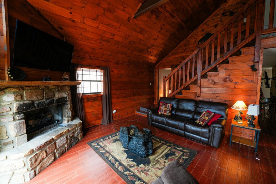 Building Photo - 425 Hemlock Ln