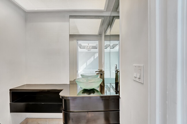 Building Photo - 937 Fern Dr