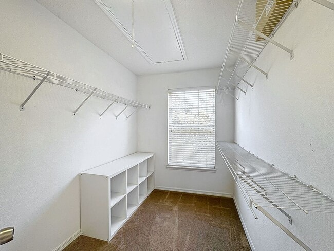 Building Photo - Stunning 5-Bedroom Home in North Village o...