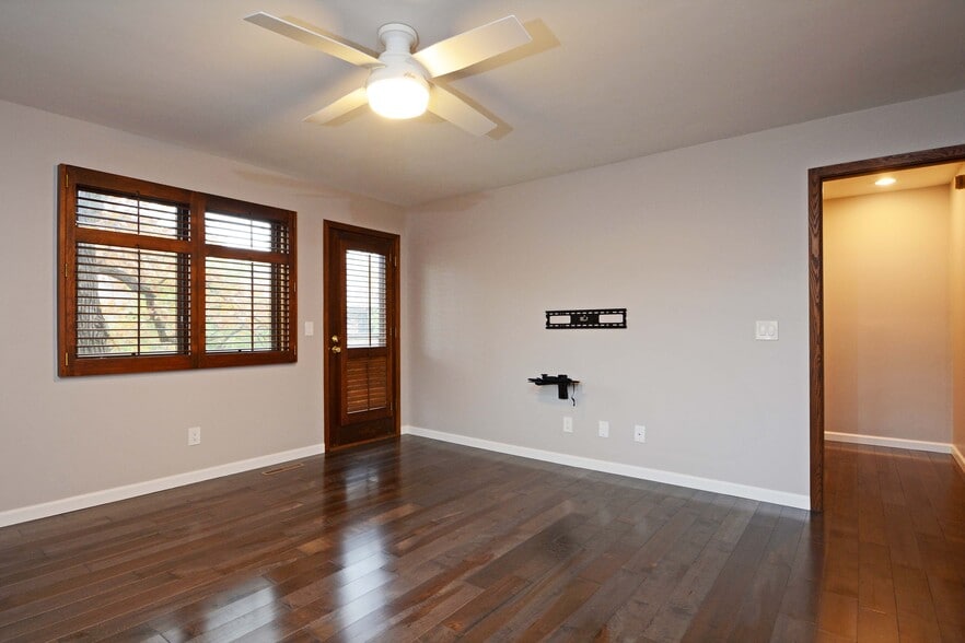 Building Photo - 5536 Village Dr