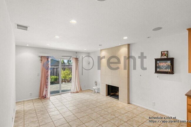 Building Photo - 228 Chestnut Ct