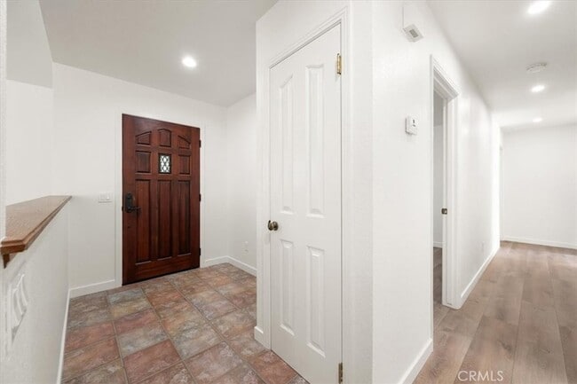 Building Photo - 836 Casals Dr