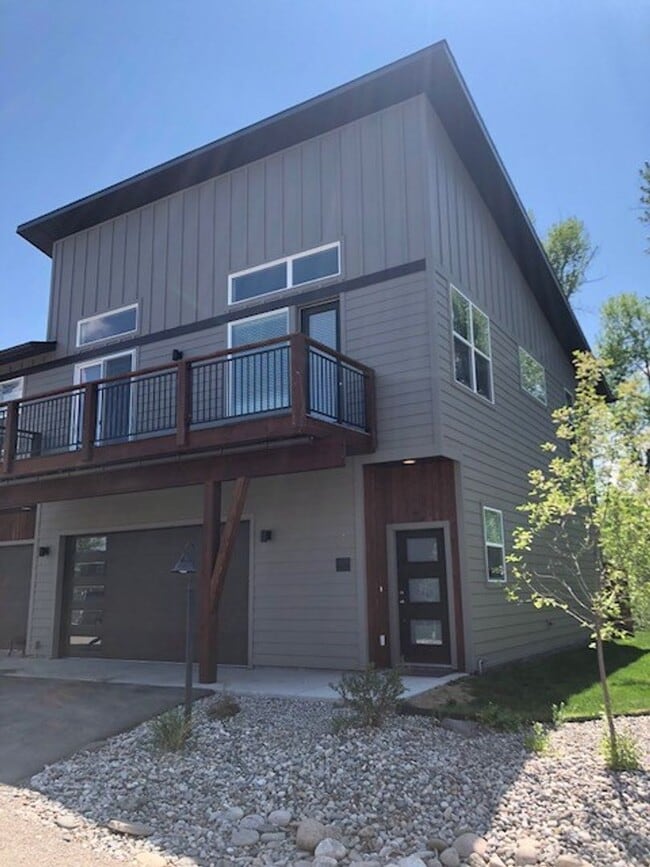 Building Photo - Beautiful Four Corners Condo
