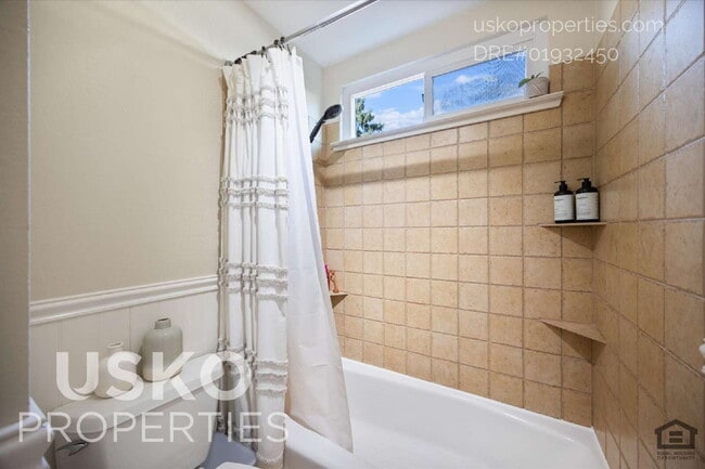 Building Photo - 8844 Garden Glen Way