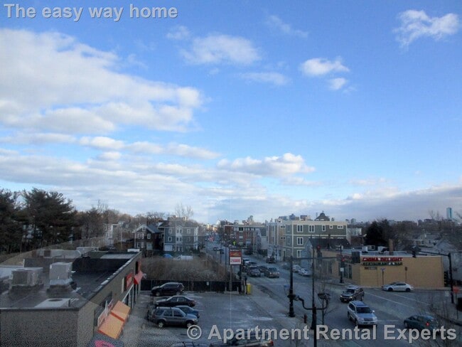 Building Photo - 2 Central St