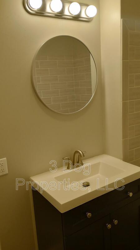 Building Photo - 218 N Hickory St