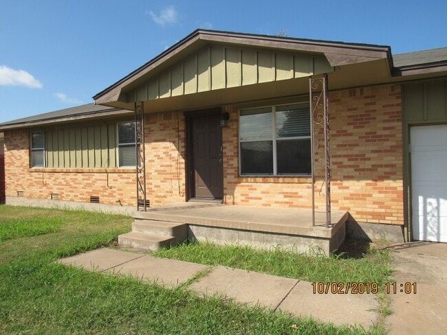 Building Photo - Very nice spacious home located in the Rol...