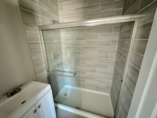 Building Photo - 2 bed w/REFRIG A/C and HUGE finished basem...