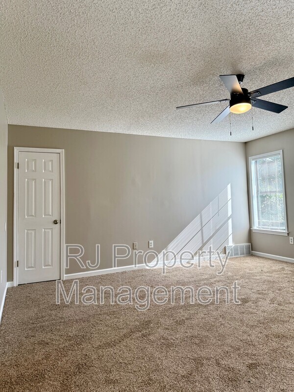 Building Photo - 5996 Parktree Cove
