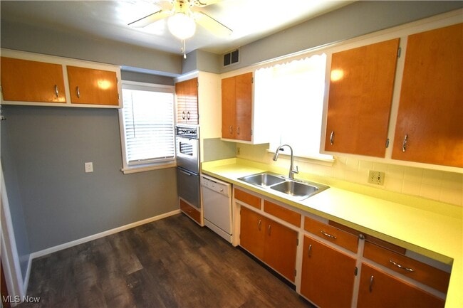 Building Photo - 2761 Forestview Ave