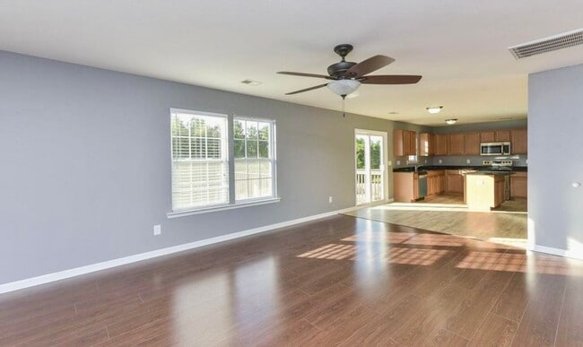 Building Photo - Enjoy the perfect blend of luxury, comfort...