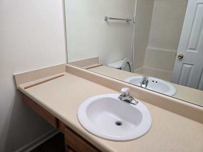 Building Photo - Townhome