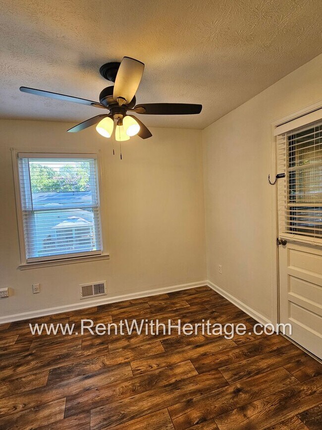 Building Photo - Amazing 4 Bedroom/ 2 Bath Home / Bonus Roo...