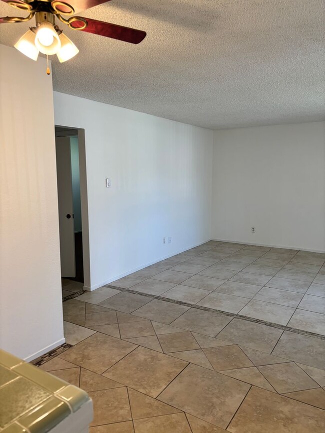 Building Photo - ONLY $1,500 PER MONTH FOR THIS SUPER CUTE , SPACIOUS 2 BEDROOM / 1 BATHROOM CONDO CENTRALLY LOCAT...